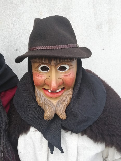 Maske und Häs eines Burgstall-Räubers